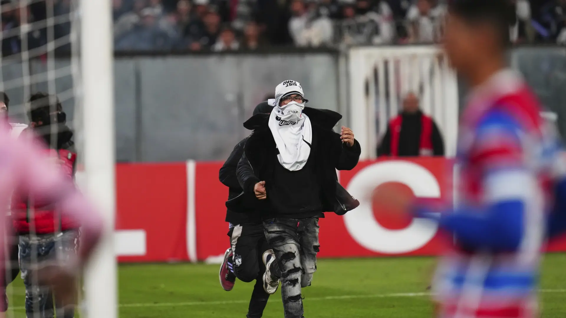 Mueren dos hinchas tras choques entre hinchas de Colo Colo y policías en Chile