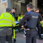 Muy grave un joven por tras ser apuñalado con arma blanca en el abdomen en Vallecas cuando paseaba con su madre