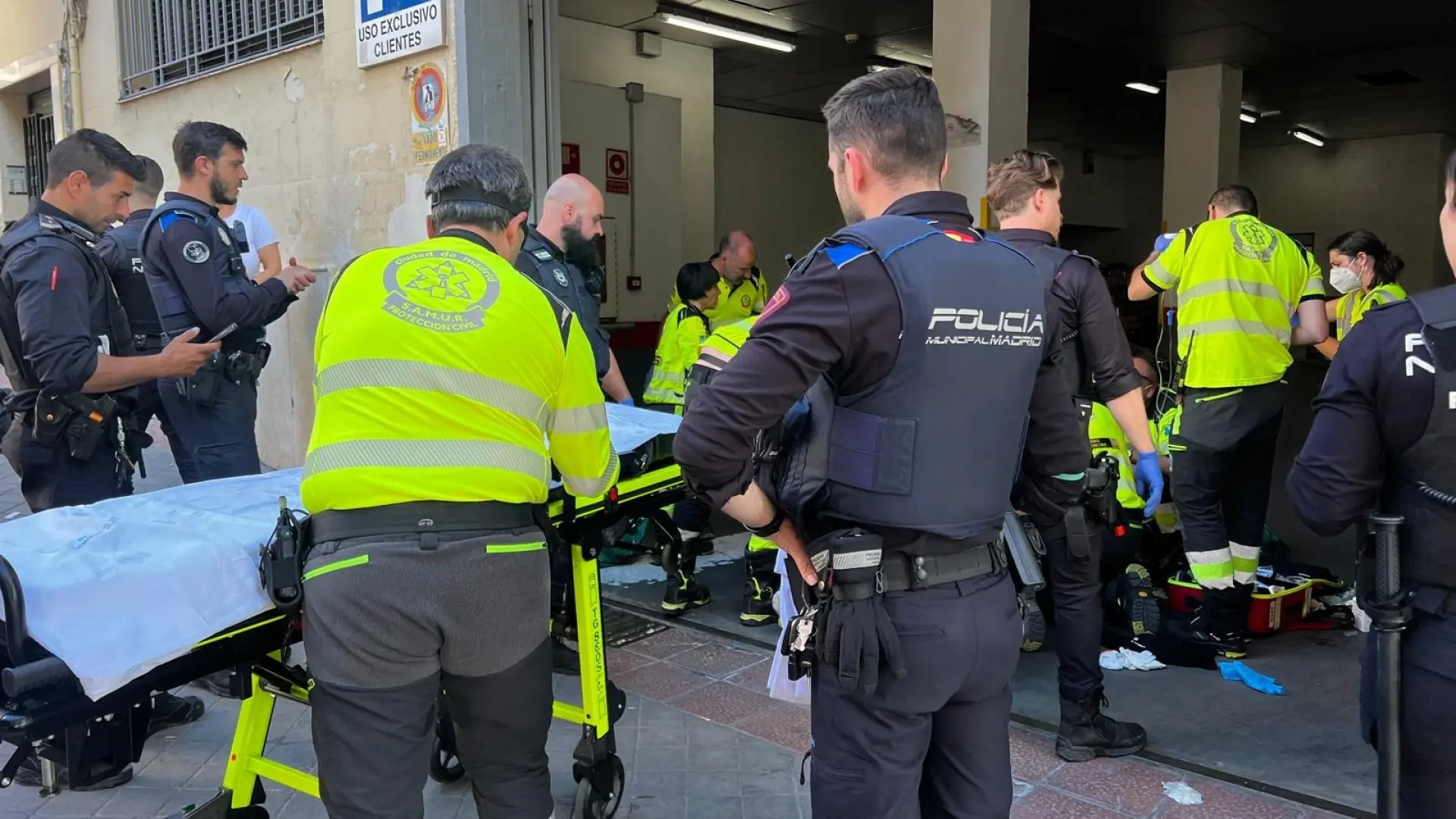Muy grave un joven por tras ser apuñalado con arma blanca en el abdomen en Vallecas cuando paseaba con su madre