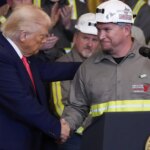 Rodeado de mineros, Trump firma ordenes ejecutivas para impulsar la industria del carbón
