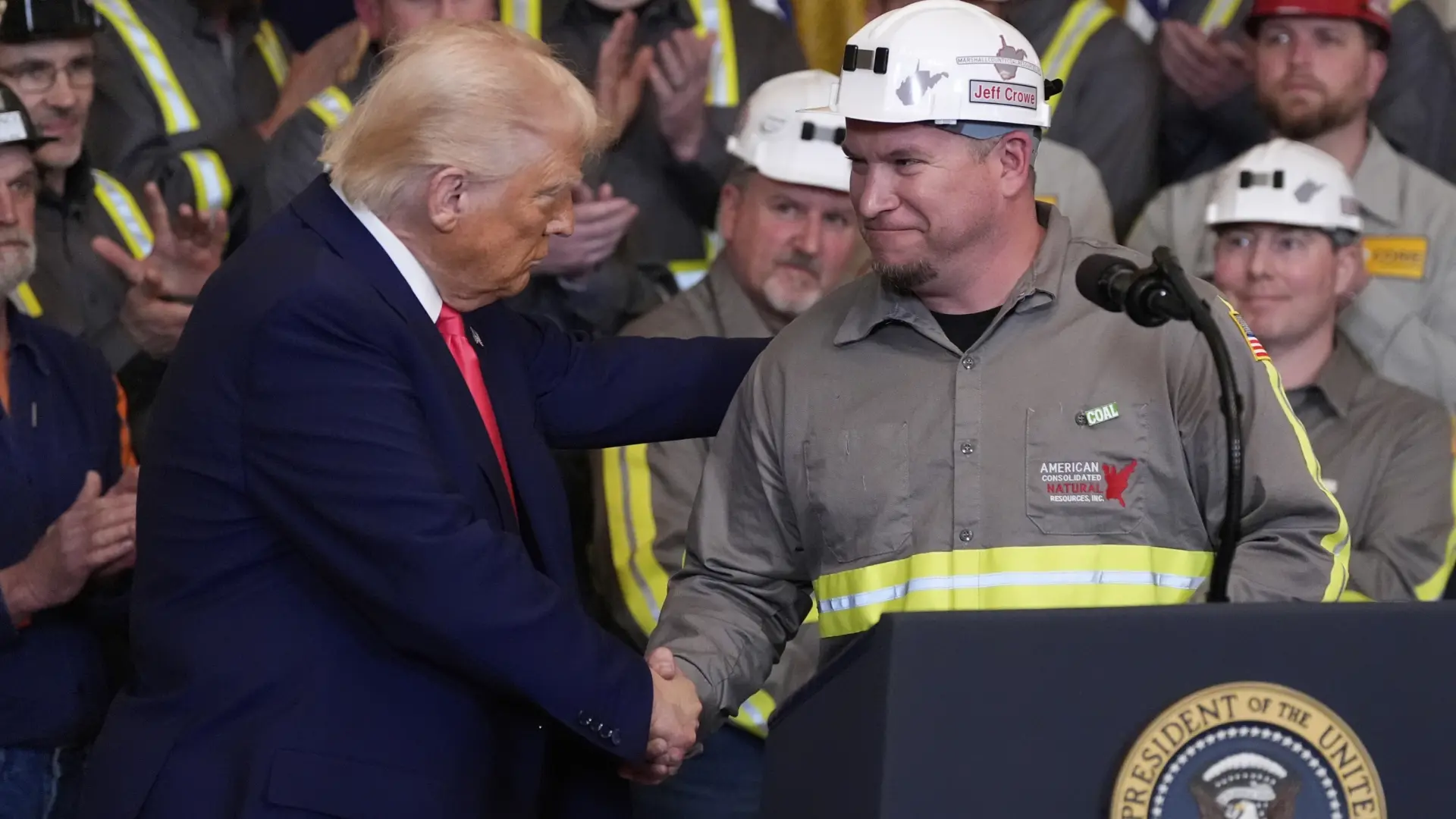 Rodeado de mineros, Trump firma ordenes ejecutivas para impulsar la industria del carbón