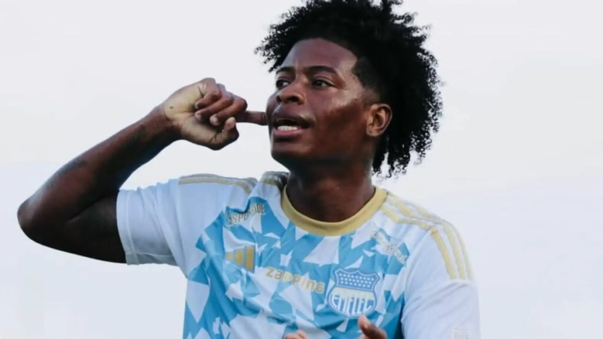 Secuestran a la esposa e hijo del futbolista Jackson Rodríguez en su domicilio Secuestran a la esposa e hijo del futbolista Jackson Rodríguez en su domicilio