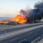 Un incendio en una nave industrial de Tenerife provoca el cierre de la autopista Un incendio en una nave industrial de Tenerife provoca el cierre de la autopista