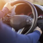 Un mecánico advierte del error que muchos cometen al arrancar el coche y puede estropear el motor