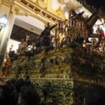 Un susto durante la Madrugá de Sevilla por la explosión de un registro eléctrico obliga a cambiar su recorrido