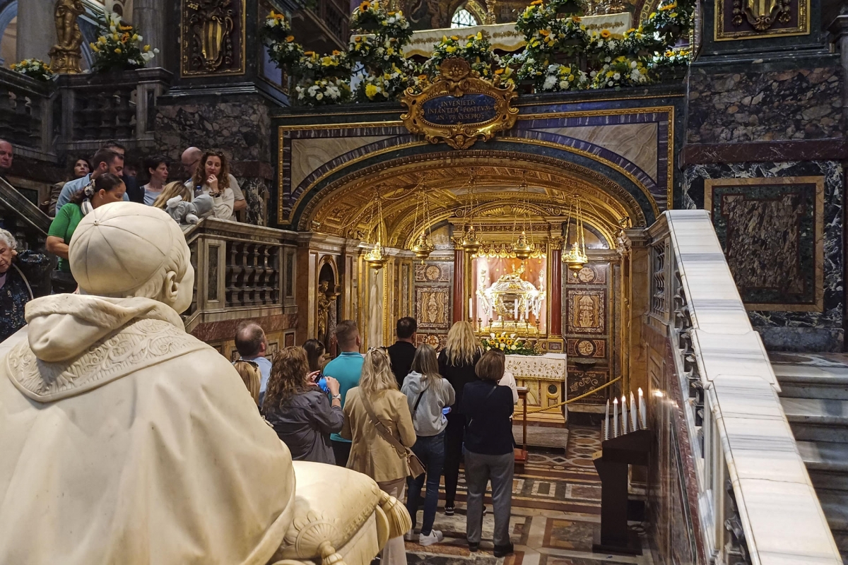 Una tumba sencilla «en la tierra» que diga «Franciscus»: lo que pide el Papa en su testamento Una tumba sencilla «en la tierra» que diga «Franciscus»: lo que pide el Papa en su testamento
