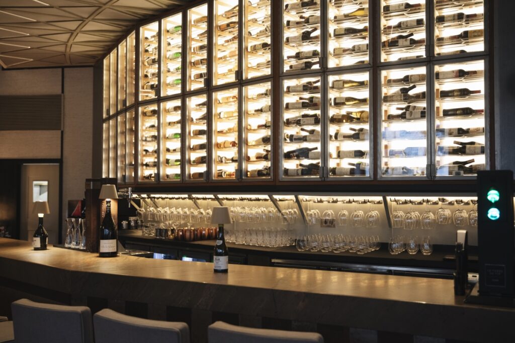 Así es Berria Wine Bar: más de 3.000 referencias, vinos por copas y tapas gourmet frente a la Puerta de Alcalá