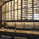 Así es Berria Wine Bar: más de 3.000 referencias, vinos por copas y tapas gourmet frente a la Puerta de Alcalá