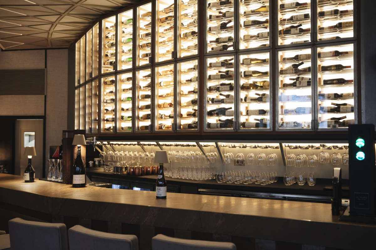 Así es Berria Wine Bar: más de 3.000 referencias, vinos por copas y tapas gourmet frente a la Puerta de Alcalá