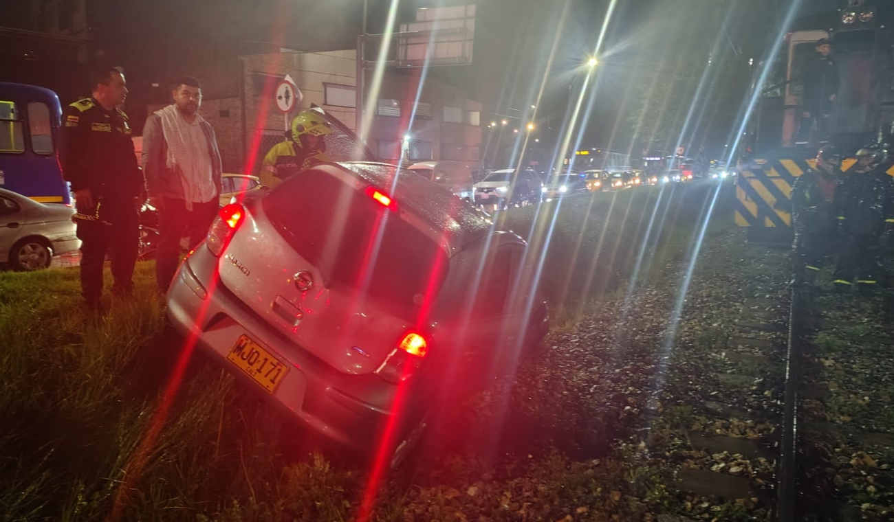 Noche de angustia al norte de Bogotá: tren se llevo por delante a un carro