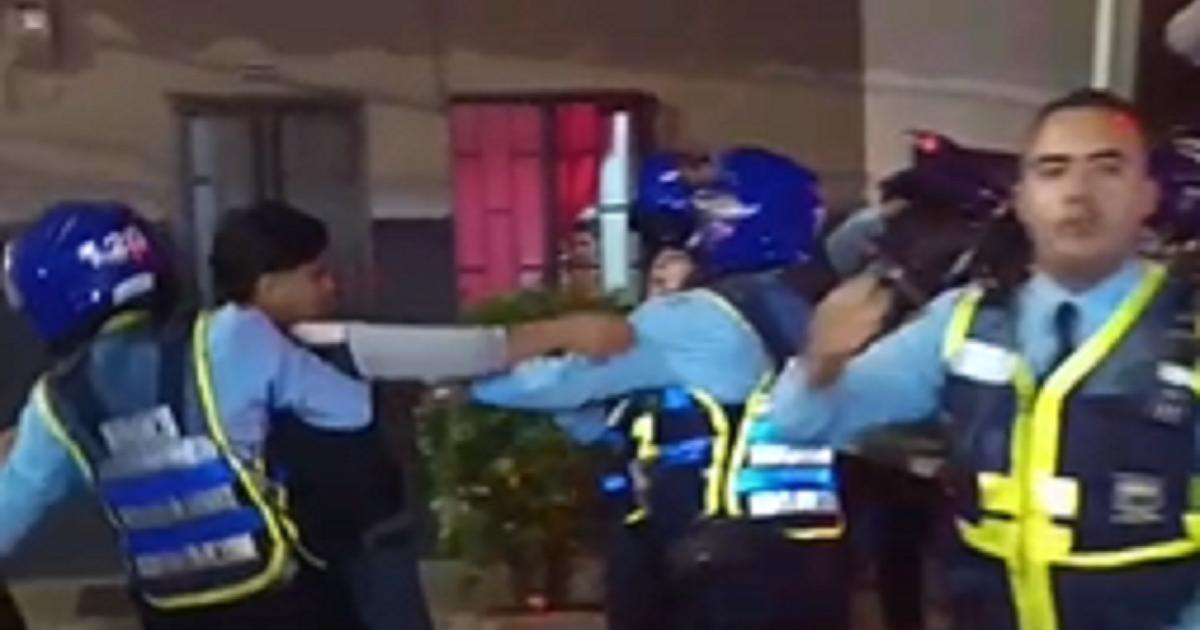 Noticias Antioquia: Por un comparendo, pelea entre agentes y ciudadano Noticias Antioquia: Por un comparendo, pelea entre agentes y ciudadano