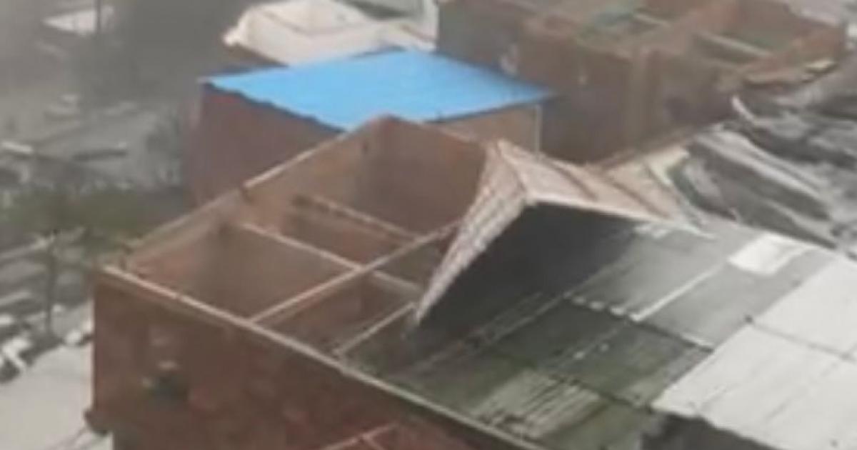 Noticias Medellín: Fuertes lluvias dejaron casas sin techo en Medellín Noticias Medellín: Fuertes lluvias dejaron casas sin techo en Medellín