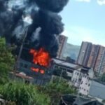 Emergencia en La Estrella: Incendio en zona industrial moviliza a bomberos Emergencia en La Estrella: Incendio en zona industrial moviliza a bomberos