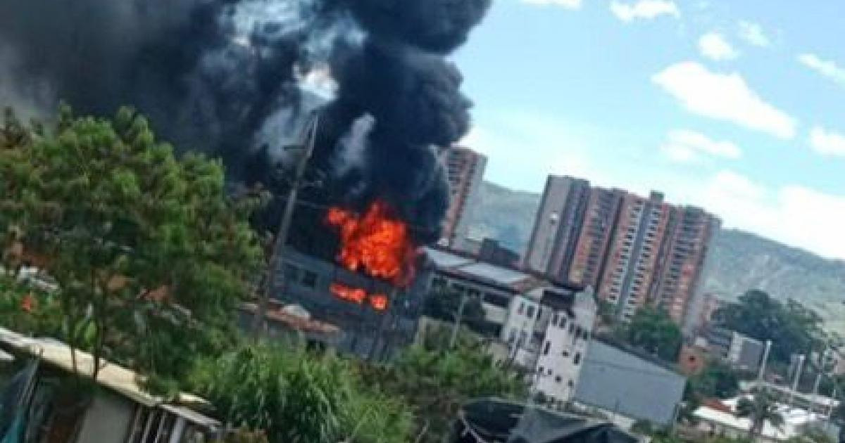 Emergencia en La Estrella: Incendio en zona industrial moviliza a bomberos Emergencia en La Estrella: Incendio en zona industrial moviliza a bomberos