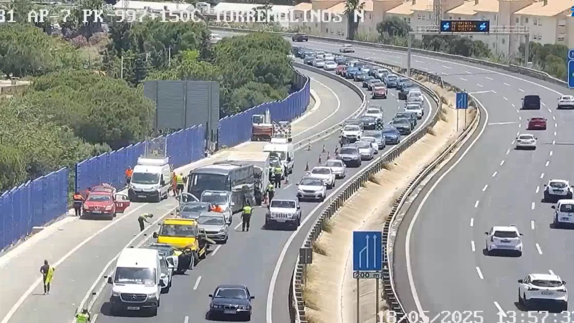 Al menos doce heridos tras la colisión de un camión y un autobús en la AP-7 en Málaga