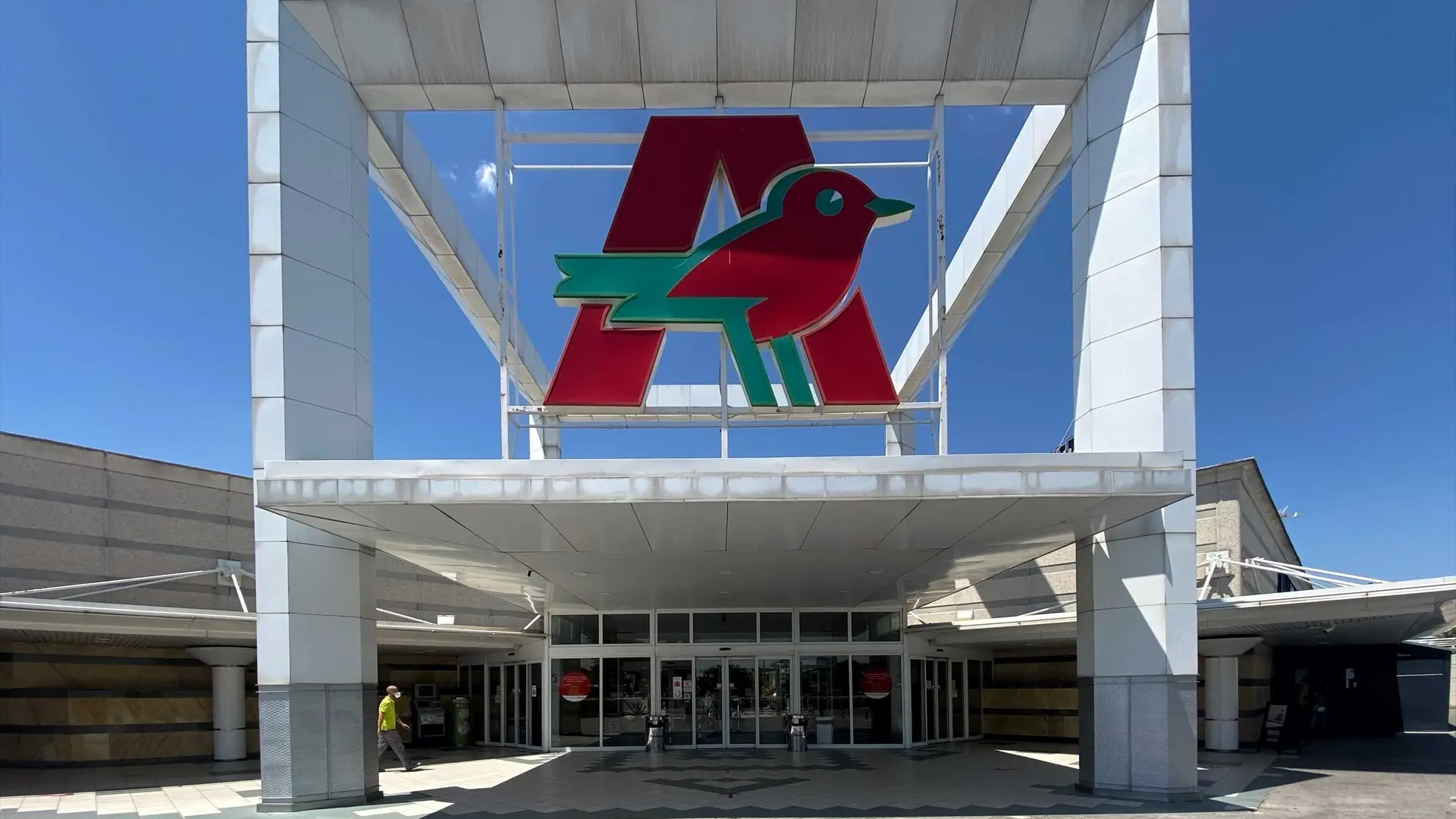 Alcampo anuncia el cierre de hasta 25 supermercados y el despido de 710 empleados Alcampo anuncia el cierre de hasta 25 supermercados y el despido de 710 empleados
