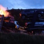 Arde un camión cargado de coches eléctricos en el puerto soriano de La Bigornia