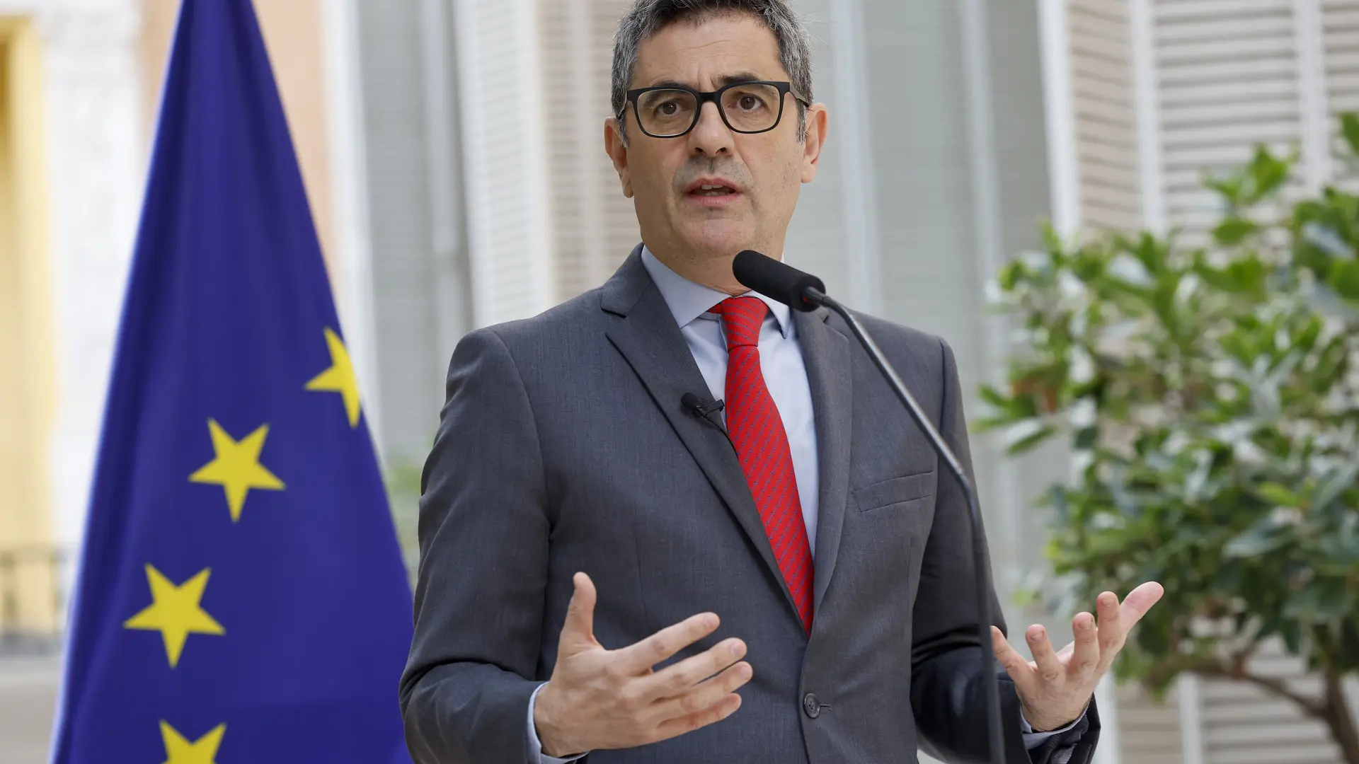 Bolaños no cree que Ábalos esté «chantajeando» a Sánchez y pone la mano en el fuego por Santos Cerdán Bolaños no cree que Ábalos esté «chantajeando» a Sánchez y pone la mano en el fuego por Santos Cerdán