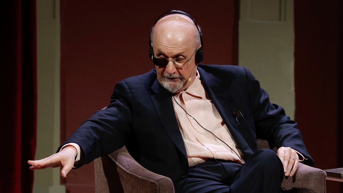 Condenan a 25 años de cárcel al hombre que apuñaló al escritor Salman Rushdie Condenan a 25 años de cárcel al hombre que apuñaló al escritor Salman Rushdie