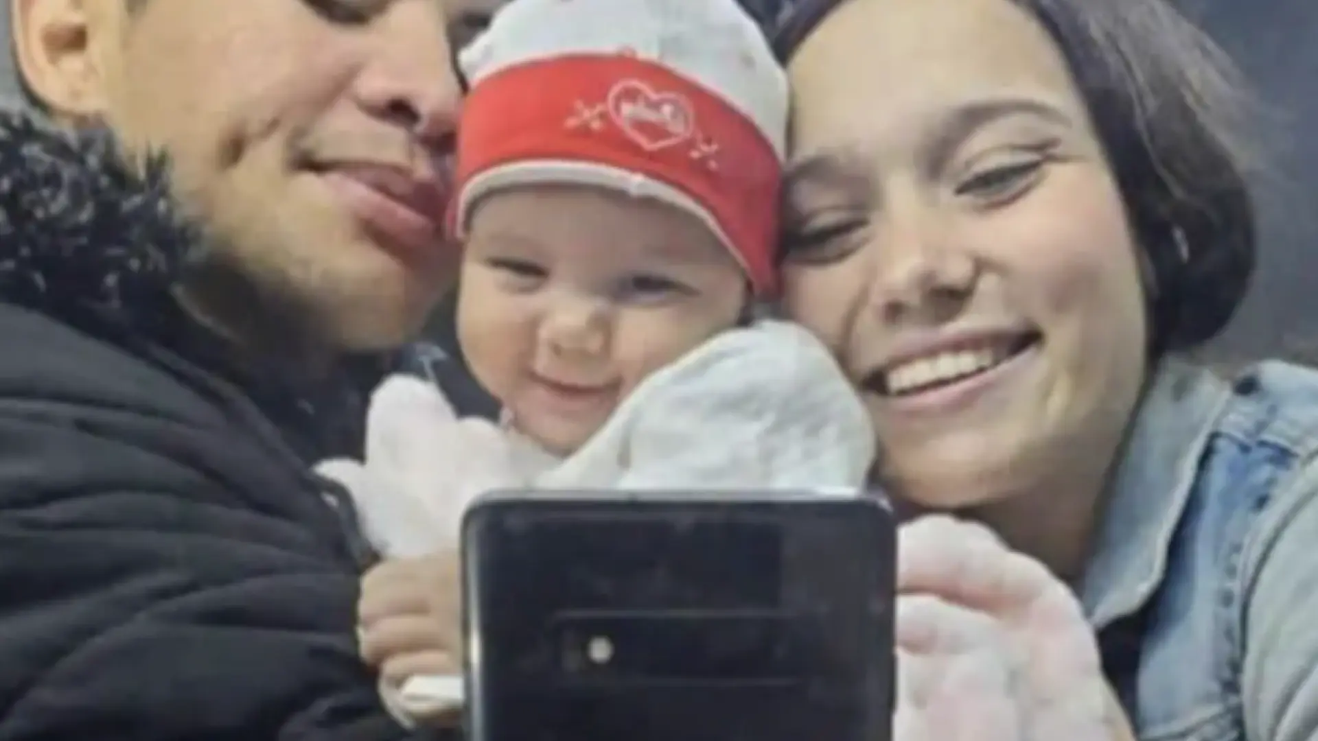 La familia de una niña venezolana cuyos padres fueron deportados exigen al Gobierno de Trump su devolución La familia de una niña venezolana cuyos padres fueron deportados exigen al Gobierno de Trump su devolución