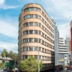 Los arquitectos detrás de La Naviera, el barco de concreto que navega por el corazón de Medellín