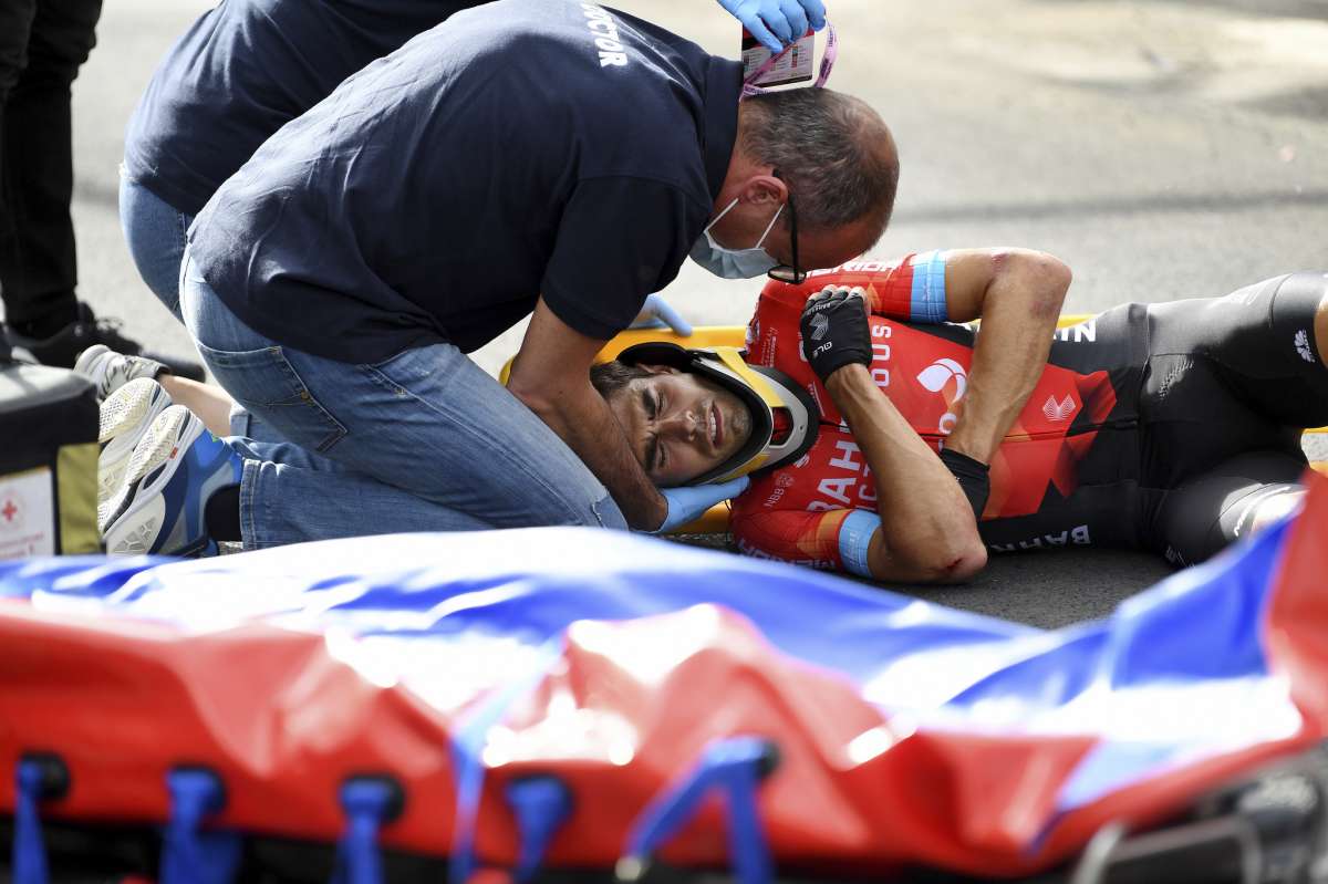Mikel Landa, evacuado en camilla y fuera del Giro de Italia tras una brutal caída antes de llegar a Tirana
