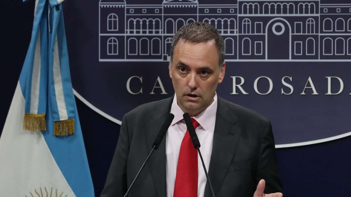 Milei se la juega con Manuel Adorni: periodista reconvertido a político, gamer y candidato para Buenos Aires