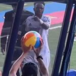 Nueva humillación a Vinícius: un aficionado del Barcelona lo despide mostrándole un balón de playa Nueva humillación a Vinícius: un aficionado del Barcelona lo despide mostrándole un balón de playa