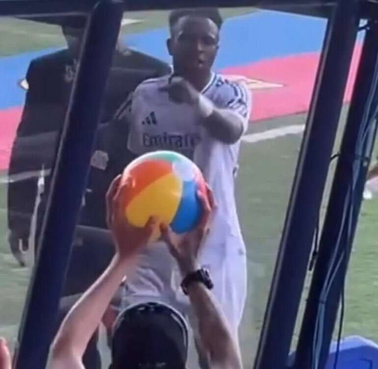 Nueva humillación a Vinícius: un aficionado del Barcelona lo despide mostrándole un balón de playa