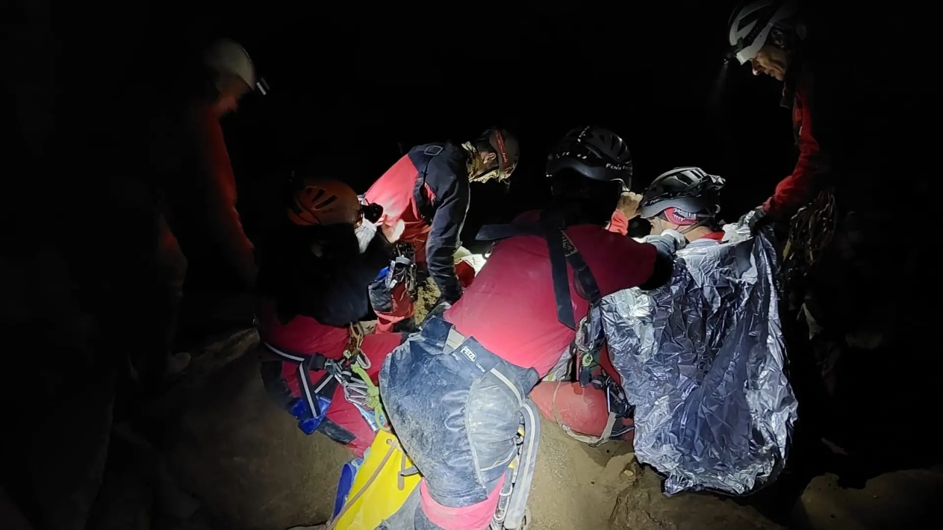 Rescatado un espeleólogo de 60 años herido en una cueva de Cantabria y evacuado en helicóptero