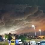Se hunde parte del tejado de la nave incendiada en Vilanova, en la que siguen trabajando los bomberos