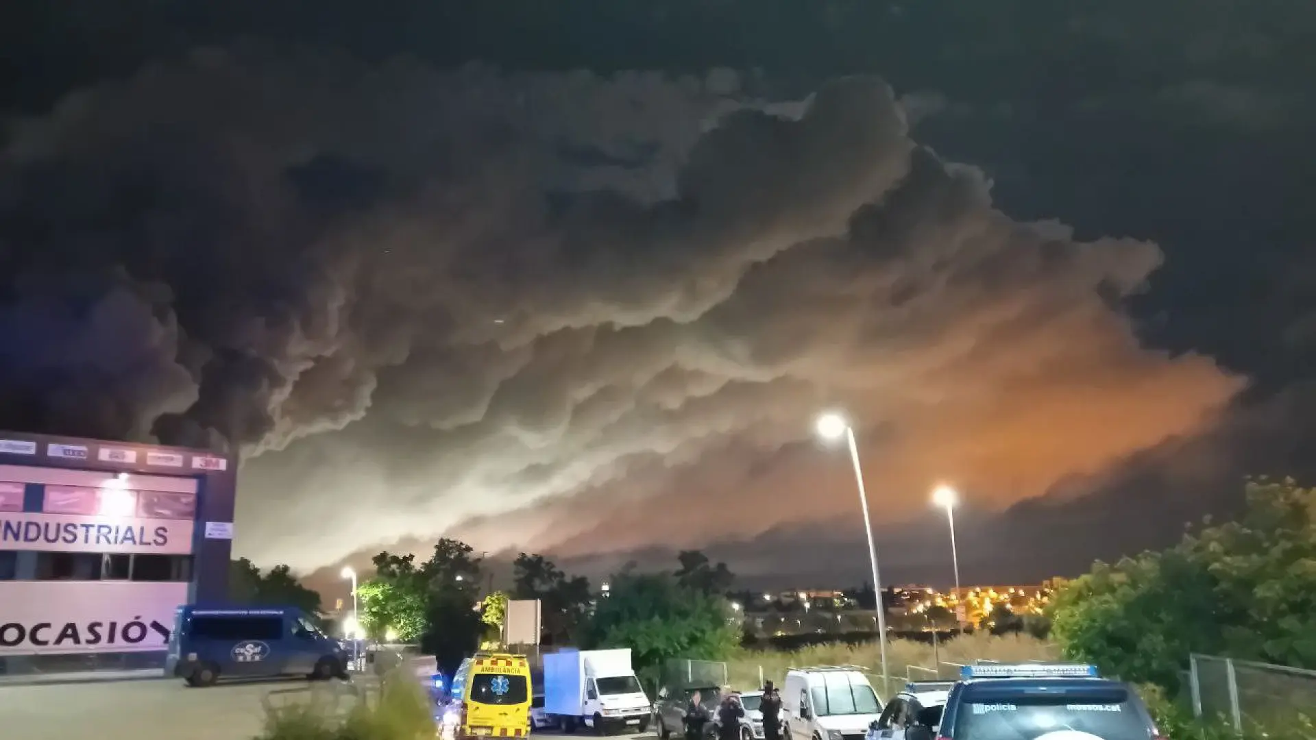 Se hunde parte del tejado de la nave incendiada en Vilanova, en la que siguen trabajando los bomberos Se hunde parte del tejado de la nave incendiada en Vilanova, en la que siguen trabajando los bomberos