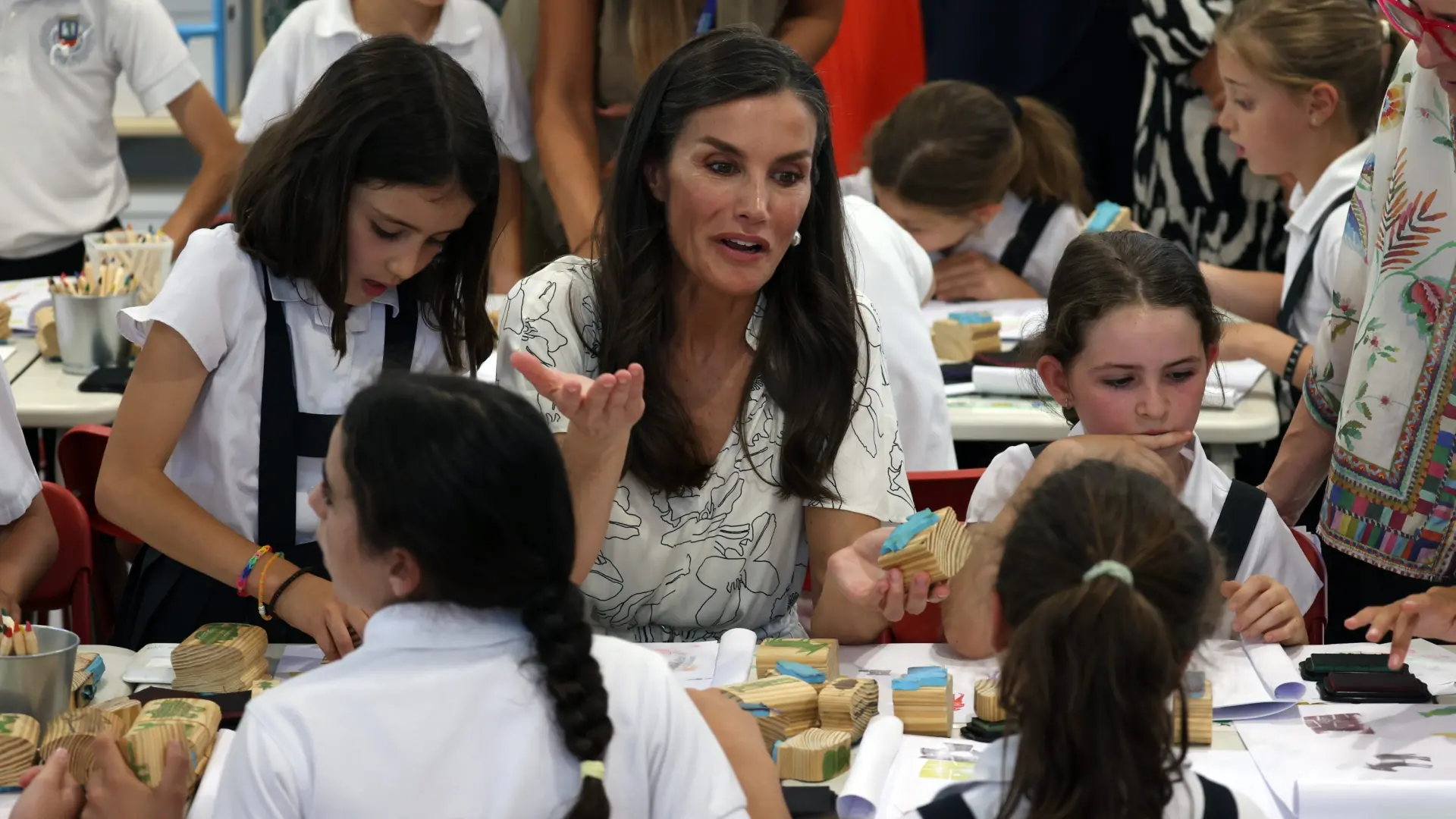 Todas las anécdotas de un paseo por la Feria del Libro ‘persiguiendo’ a la reina Letizia