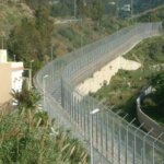 Un guardia civil, lesionado al intentar impedir un intento de entrada de inmigrantes por la valla de Ceuta Un guardia civil, lesionado al intentar impedir un intento de entrada de inmigrantes por la valla de Ceuta