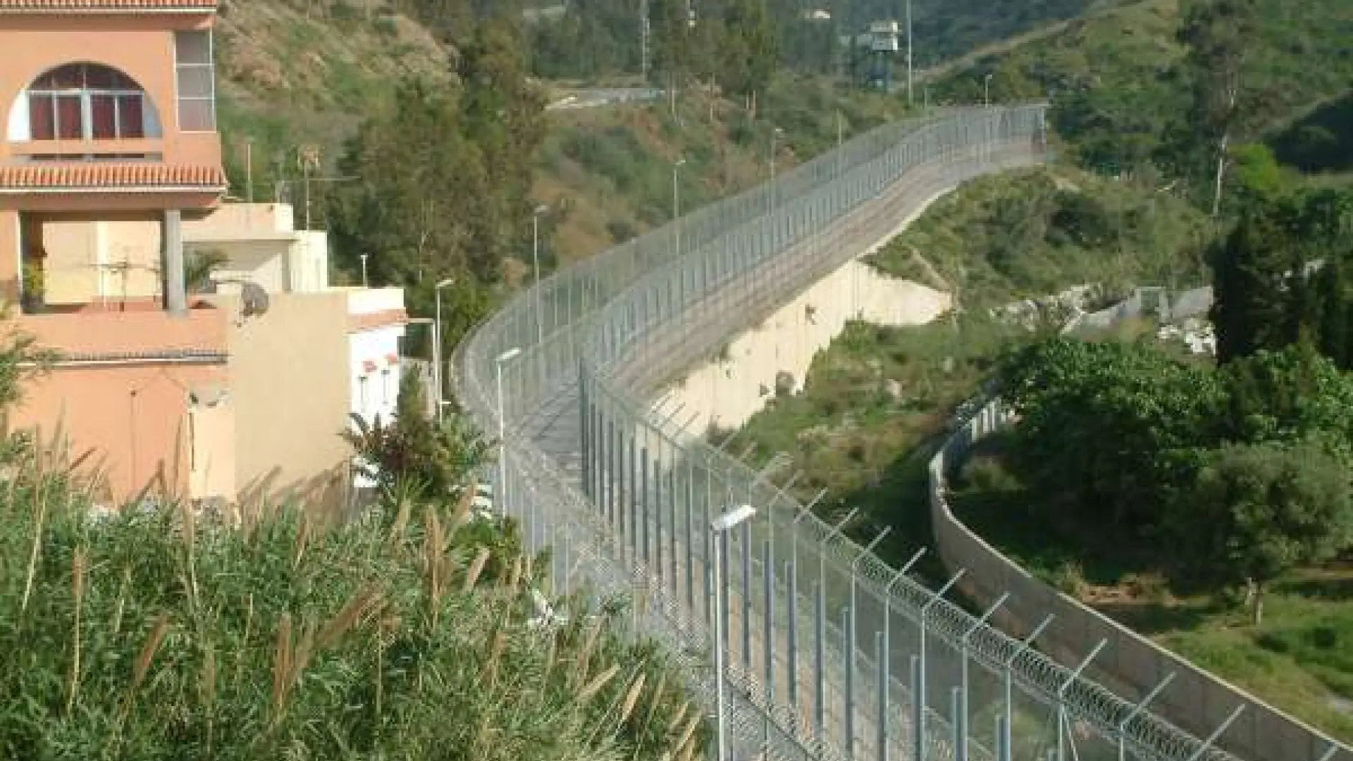 Un guardia civil, lesionado al intentar impedir un intento de entrada de inmigrantes por la valla de Ceuta Un guardia civil, lesionado al intentar impedir un intento de entrada de inmigrantes por la valla de Ceuta