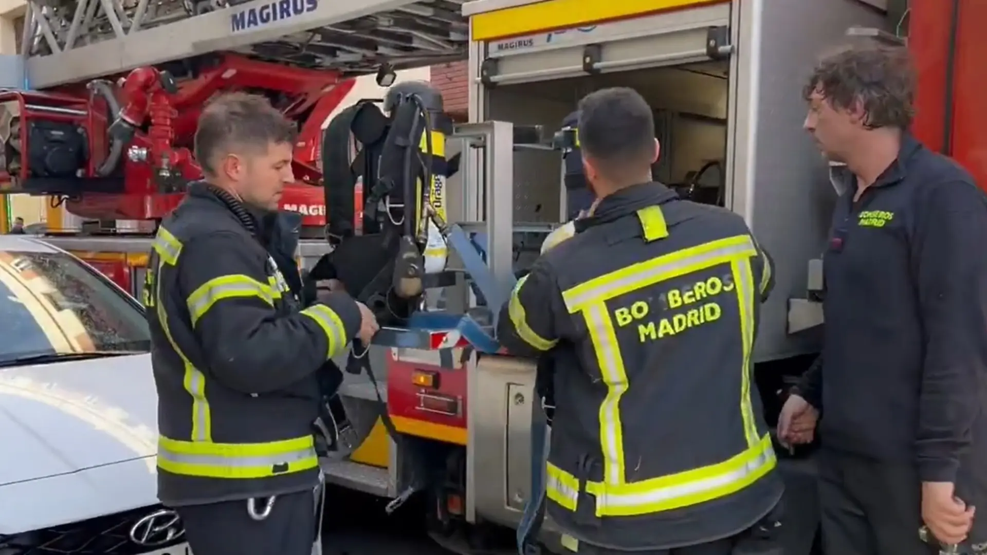 Un incendio en un bar de Villaverde obliga a desalojar a los vecinos de 30 viviendas