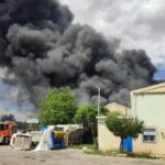 Un incendio en una fábrica en Silla provoca el corte de la circulación de Cercanías hacia Catarroja Un incendio en una fábrica en Silla provoca el corte de la circulación de Cercanías hacia Catarroja