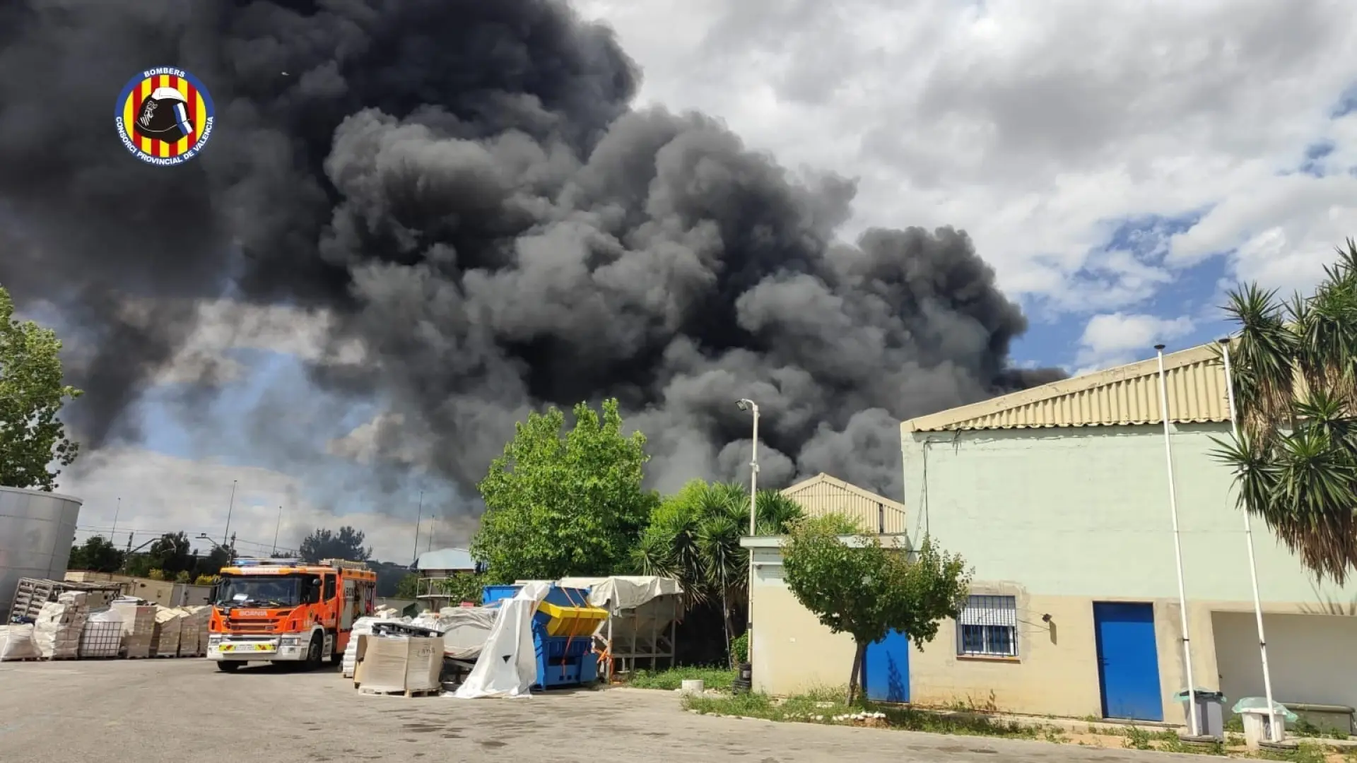 Un incendio en una fábrica en Silla provoca el corte de la circulación de Cercanías hacia Catarroja Un incendio en una fábrica en Silla provoca el corte de la circulación de Cercanías hacia Catarroja