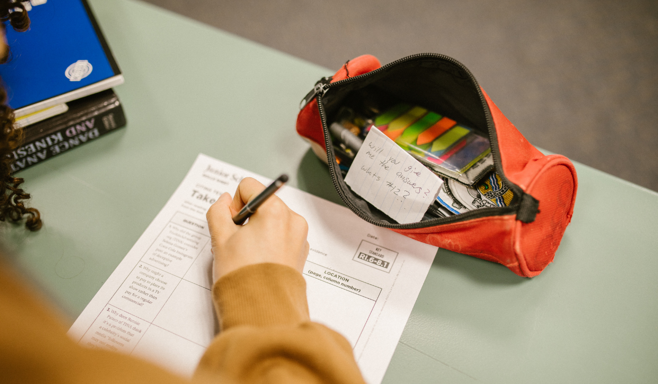 Pueden los colegios prohibir el ingreso a estudiantes por no usar uniforme?