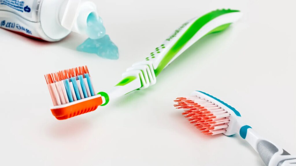 La razón por la que deberías cambiar el cepillo de dientes después de un resfriado: «Es difícil desinfectarlo»