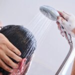 Lo que nunca debes hacer en una ducha, según una doctora: «Son todo bacterias»