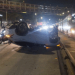 Grave accidente en Puente Aranda: carro volcado causa trancón en la NQS