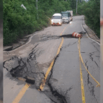 Rey pone a correr a emergencias: río casi se traga vía en Cundinamarca