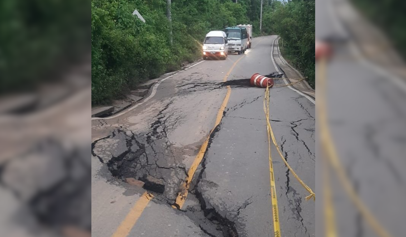 Rey pone a correr a emergencias: río casi se traga vía en Cundinamarca Rey pone a correr a emergencias: río casi se traga vía en Cundinamarca