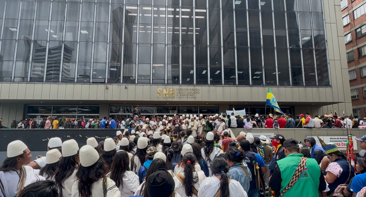 Minga bloqueó vías y armaron líos en la Superintendencia de Bogotá Minga bloqueó vías y armaron líos en la Superintendencia de Bogotá