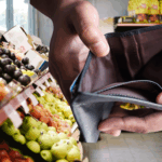Con decreto fresquito, a los dueños de tiendas los exprimirían como naranja