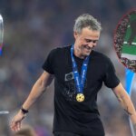 una camiseta con su imagen y el emotivo tifo de la afición del PSG