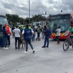Bloqueo en TransMilenio pone a caminar a usuarios: llegarían tarde a casa Bloqueo en TransMilenio pone a caminar a usuarios: llegarían tarde a casa