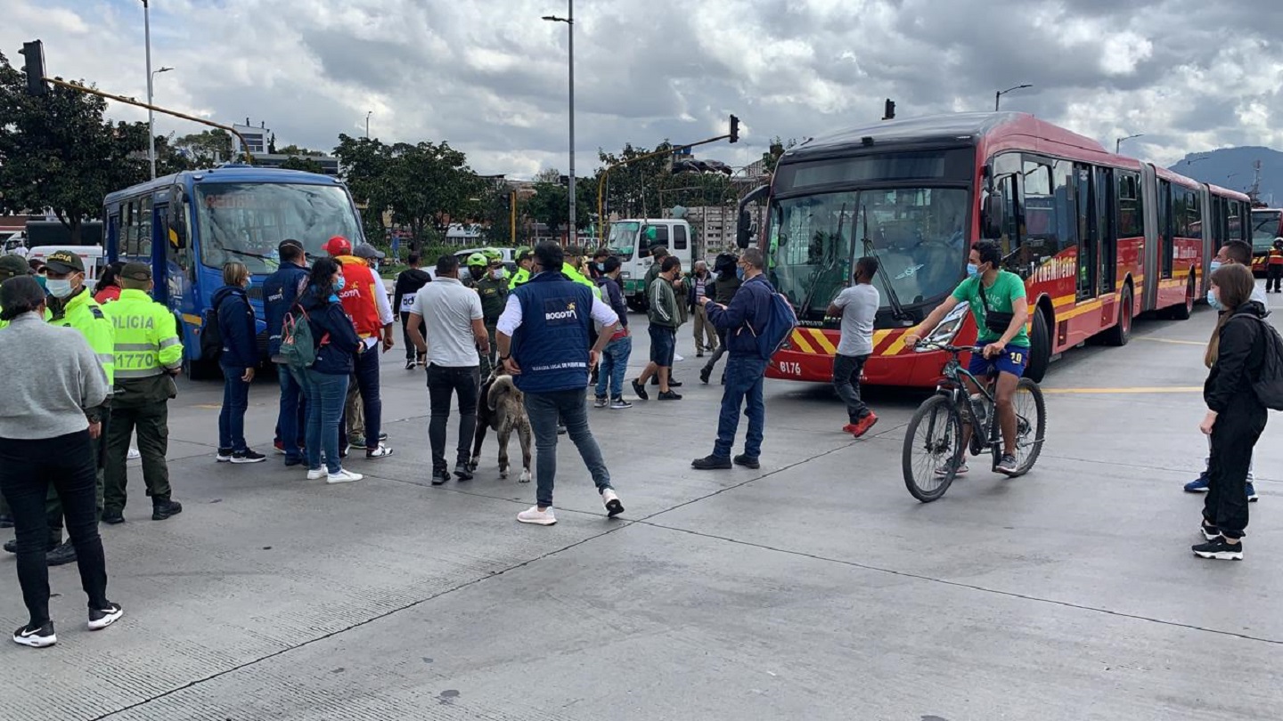 Bloqueo en TransMilenio pone a caminar a usuarios: llegarían tarde a casa Bloqueo en TransMilenio pone a caminar a usuarios: llegarían tarde a casa
