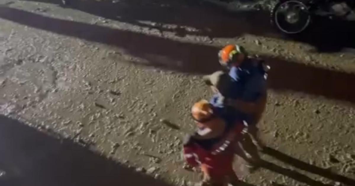 Noticias Medellín: La policía ayuda en el rescate de atrapados en Sabaneta Noticias Medellín: La policía ayuda en el rescate de atrapados en Sabaneta